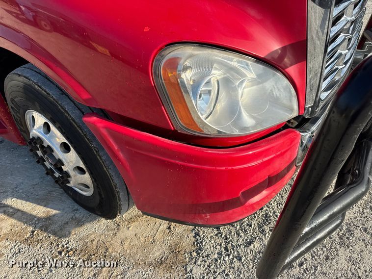 image for item DO2412 2015 Freightliner Cascadia Evolution semi truck