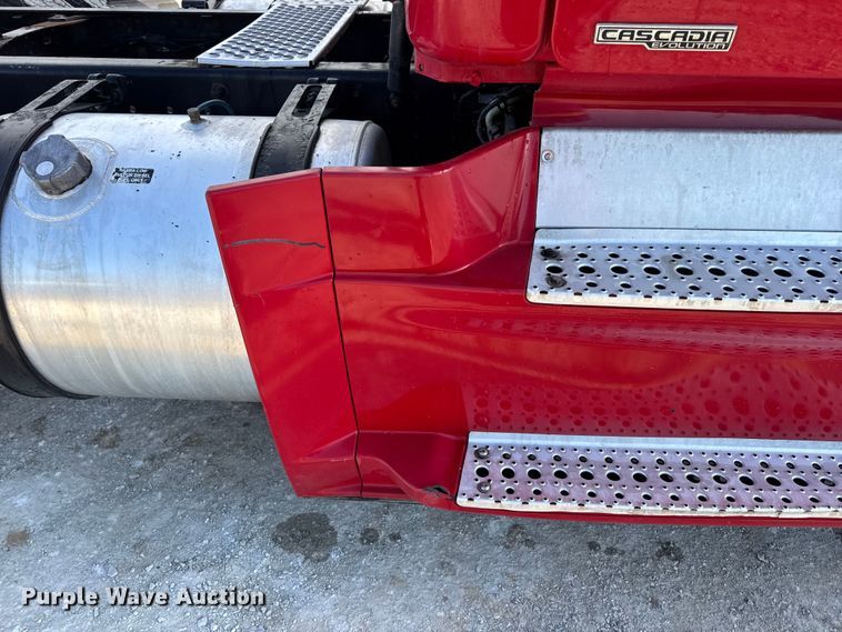 image for item DO2412 2015 Freightliner Cascadia Evolution semi truck