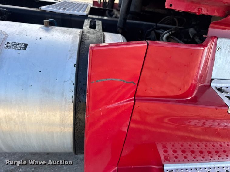 image for item DO2412 2015 Freightliner Cascadia Evolution semi truck