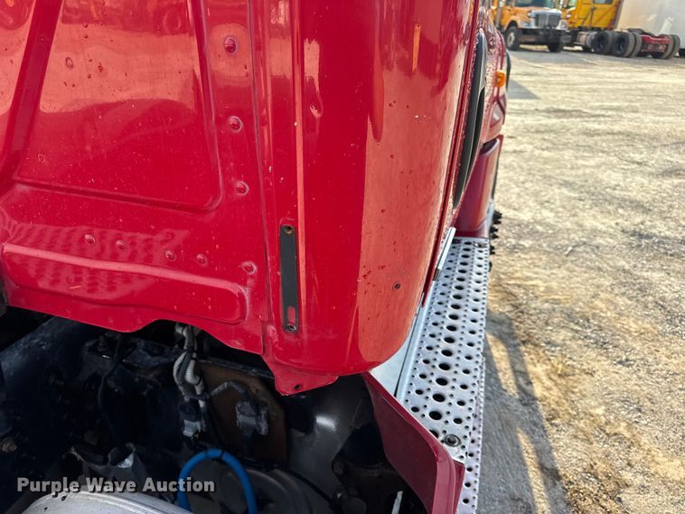 image for item DO2412 2015 Freightliner Cascadia Evolution semi truck