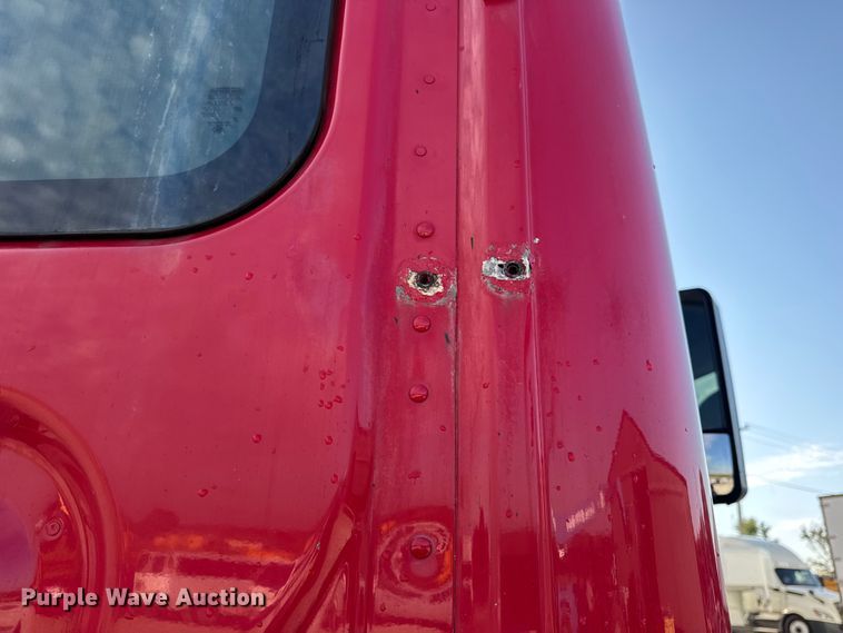 image for item DO2412 2015 Freightliner Cascadia Evolution semi truck