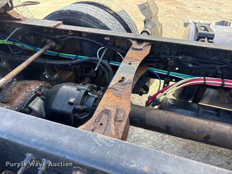 image for item DO2412 2015 Freightliner Cascadia Evolution semi truck