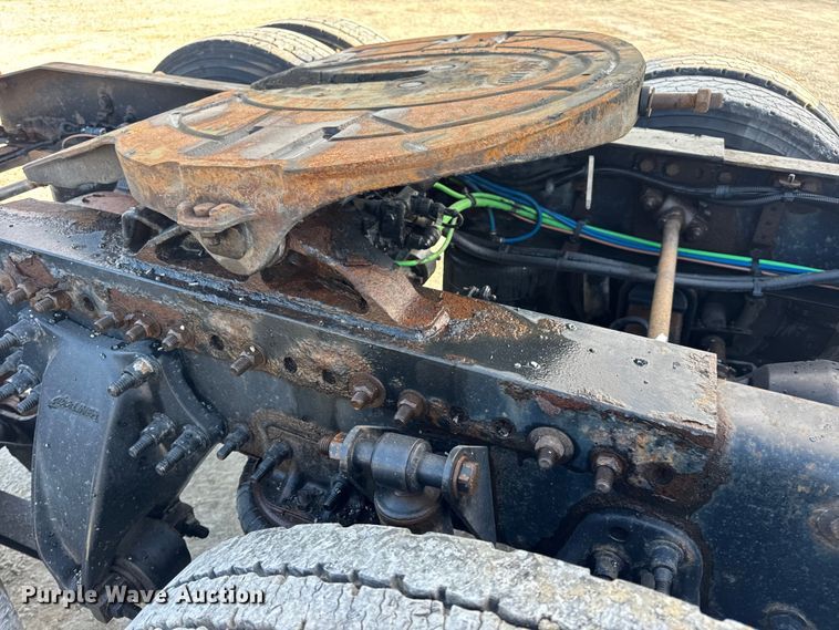 image for item DO2412 2015 Freightliner Cascadia Evolution semi truck