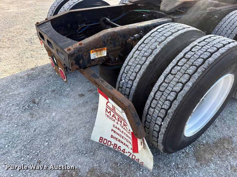 image for item DO2412 2015 Freightliner Cascadia Evolution semi truck