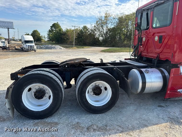 image for item DO2412 2015 Freightliner Cascadia Evolution semi truck