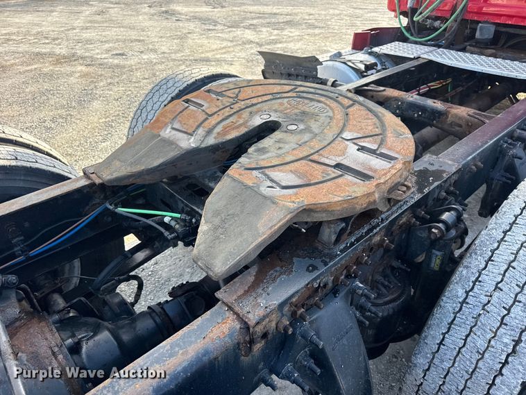 image for item DO2412 2015 Freightliner Cascadia Evolution semi truck