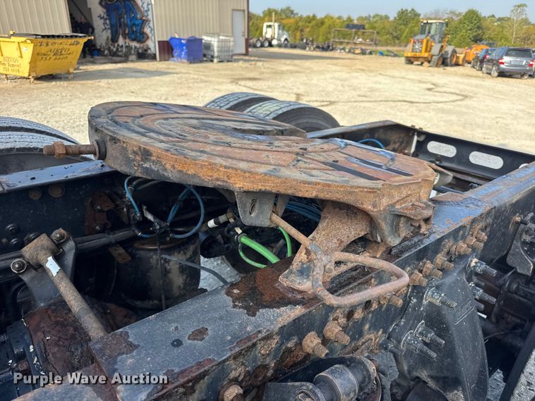 image for item DO2412 2015 Freightliner Cascadia Evolution semi truck