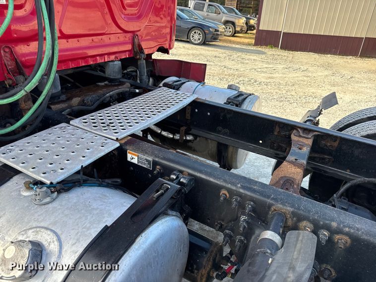 image for item DO2412 2015 Freightliner Cascadia Evolution semi truck