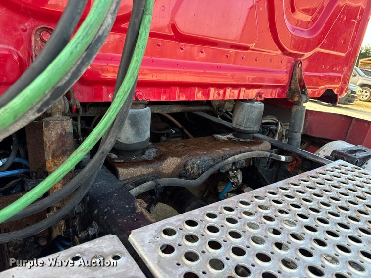 image for item DO2412 2015 Freightliner Cascadia Evolution semi truck