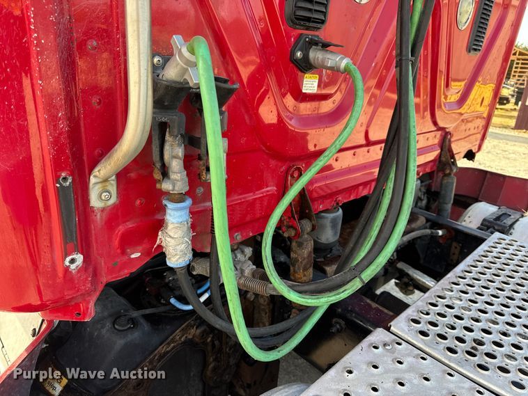 image for item DO2412 2015 Freightliner Cascadia Evolution semi truck