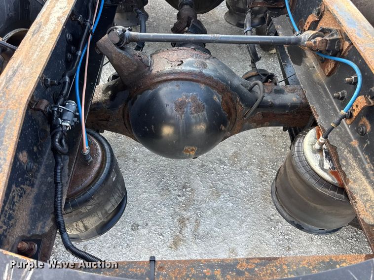 image for item DO2412 2015 Freightliner Cascadia Evolution semi truck