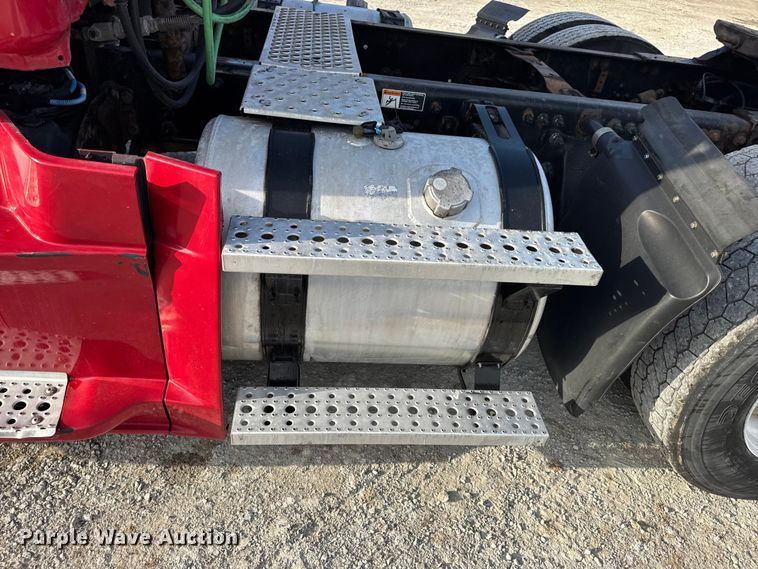 image for item DO2412 2015 Freightliner Cascadia Evolution semi truck