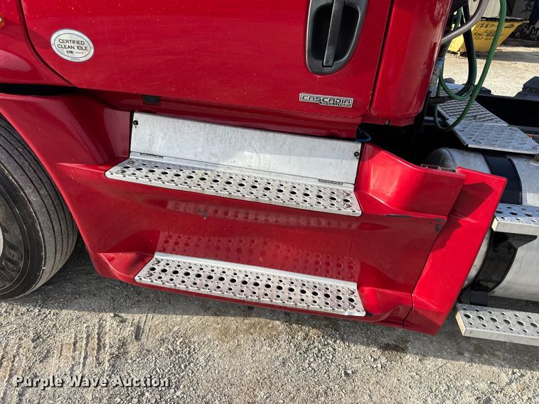 image for item DO2412 2015 Freightliner Cascadia Evolution semi truck