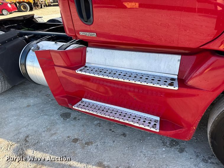 image for item DO2412 2015 Freightliner Cascadia Evolution semi truck