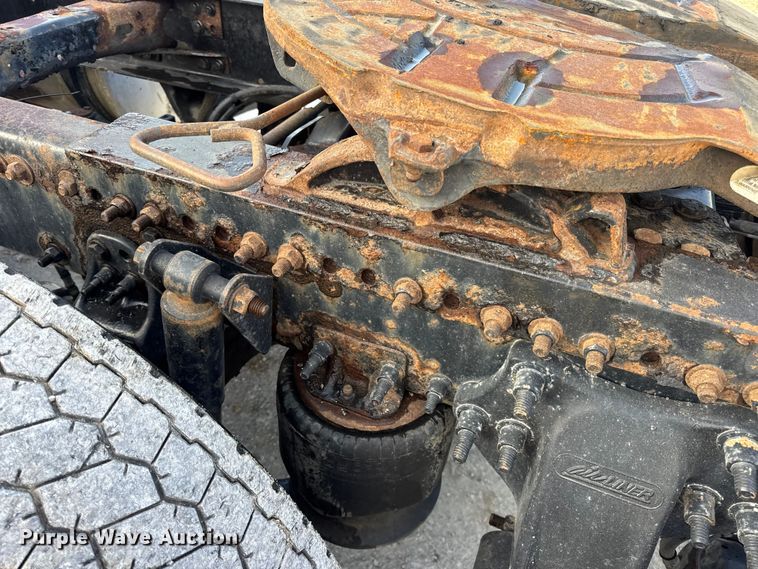 image for item DO2412 2015 Freightliner Cascadia Evolution semi truck