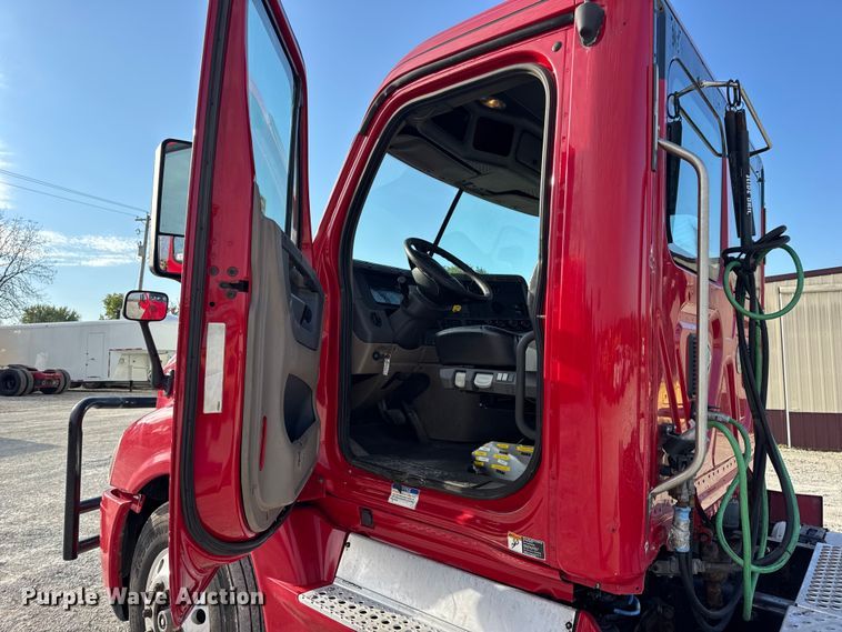 image for item DO2412 2015 Freightliner Cascadia Evolution semi truck