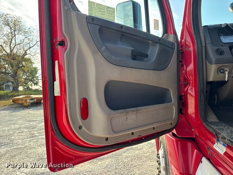 image for item DO2412 2015 Freightliner Cascadia Evolution semi truck