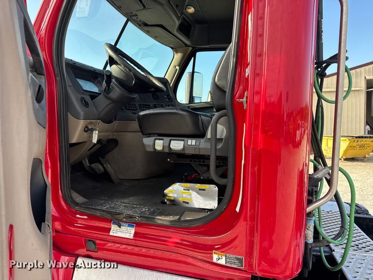 image for item DO2412 2015 Freightliner Cascadia Evolution semi truck