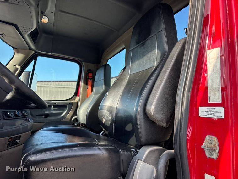 image for item DO2412 2015 Freightliner Cascadia Evolution semi truck