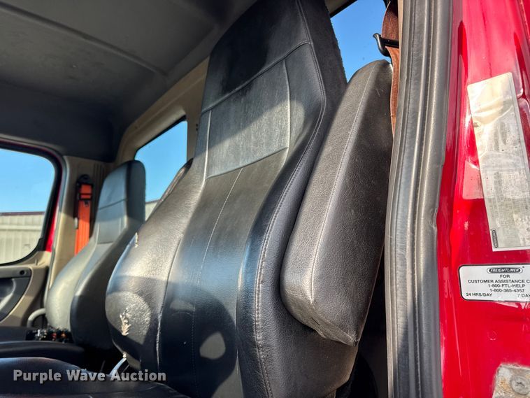 image for item DO2412 2015 Freightliner Cascadia Evolution semi truck