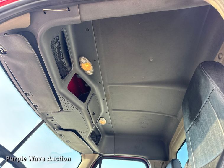 image for item DO2412 2015 Freightliner Cascadia Evolution semi truck