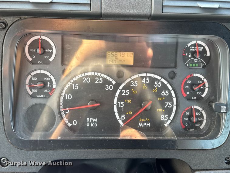 image for item DO2412 2015 Freightliner Cascadia Evolution semi truck