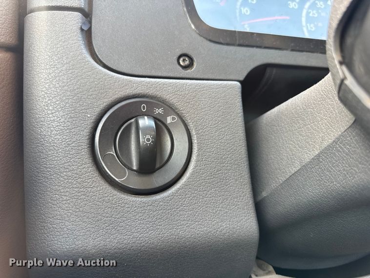 image for item DO2412 2015 Freightliner Cascadia Evolution semi truck