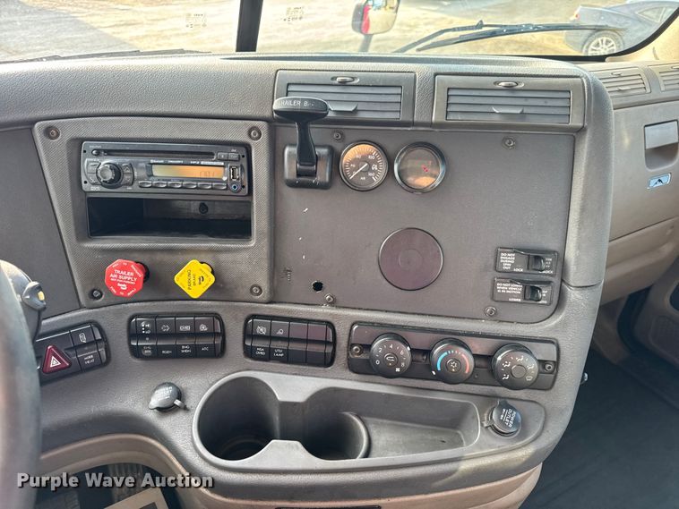 image for item DO2412 2015 Freightliner Cascadia Evolution semi truck