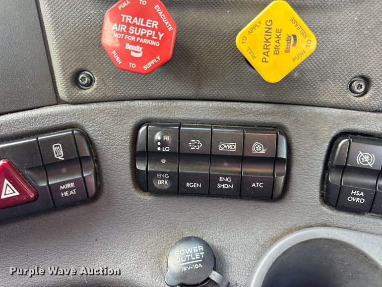 image for item DO2412 2015 Freightliner Cascadia Evolution semi truck