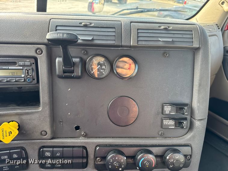 image for item DO2412 2015 Freightliner Cascadia Evolution semi truck