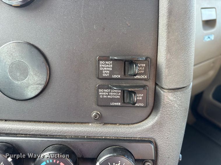 image for item DO2412 2015 Freightliner Cascadia Evolution semi truck