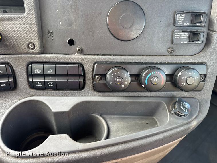 image for item DO2412 2015 Freightliner Cascadia Evolution semi truck