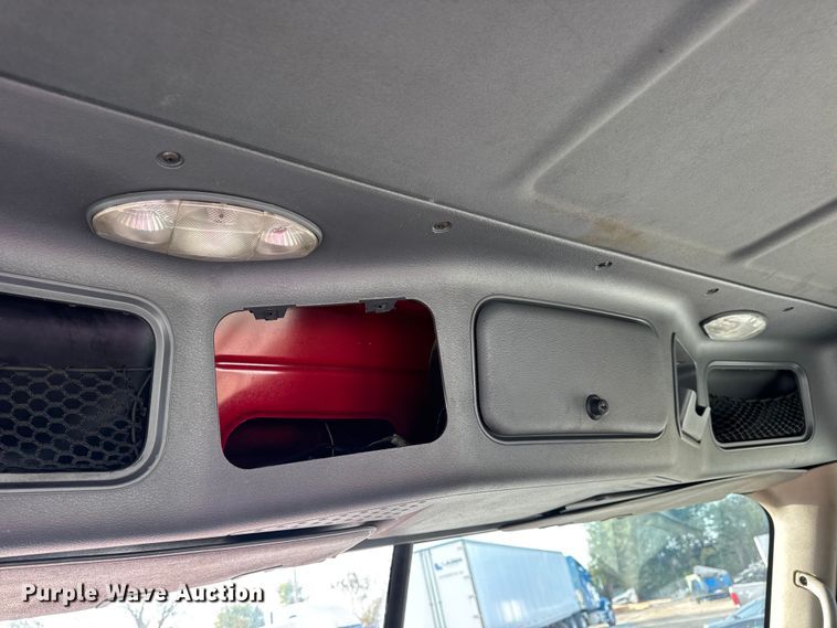 image for item DO2412 2015 Freightliner Cascadia Evolution semi truck