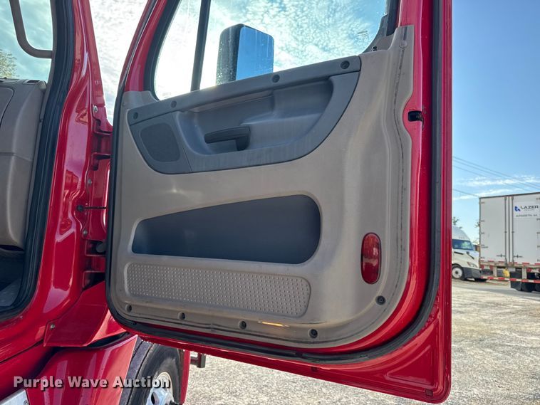 image for item DO2412 2015 Freightliner Cascadia Evolution semi truck