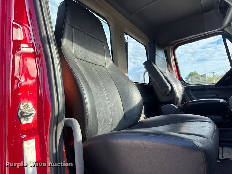 image for item DO2412 2015 Freightliner Cascadia Evolution semi truck