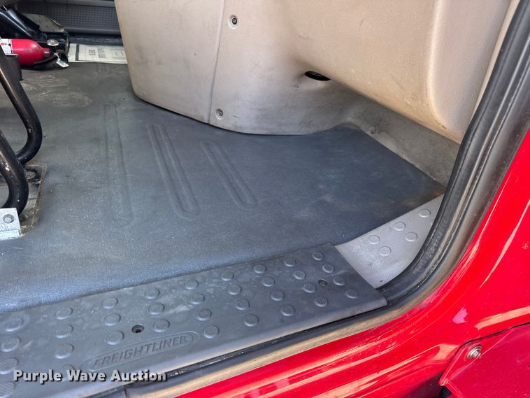 image for item DO2412 2015 Freightliner Cascadia Evolution semi truck