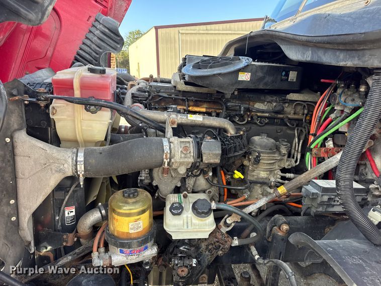 image for item DO2412 2015 Freightliner Cascadia Evolution semi truck