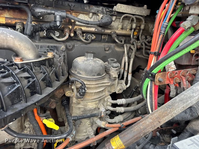 image for item DO2412 2015 Freightliner Cascadia Evolution semi truck