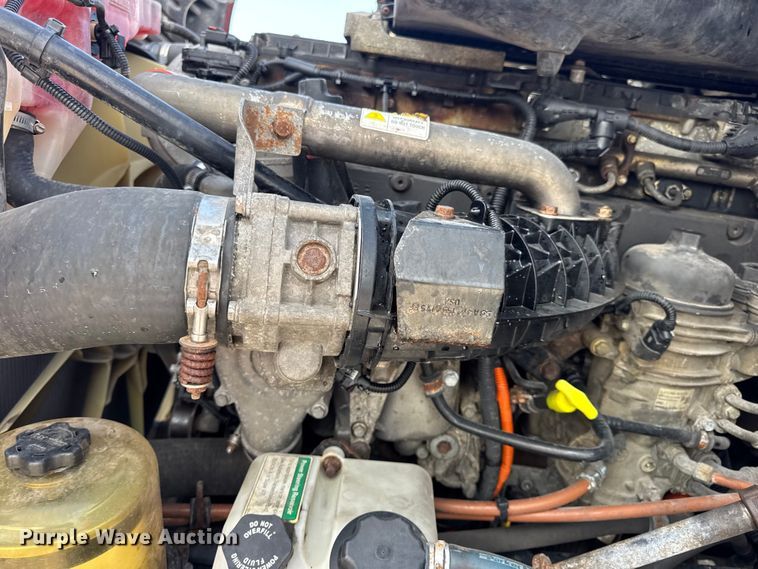 image for item DO2412 2015 Freightliner Cascadia Evolution semi truck