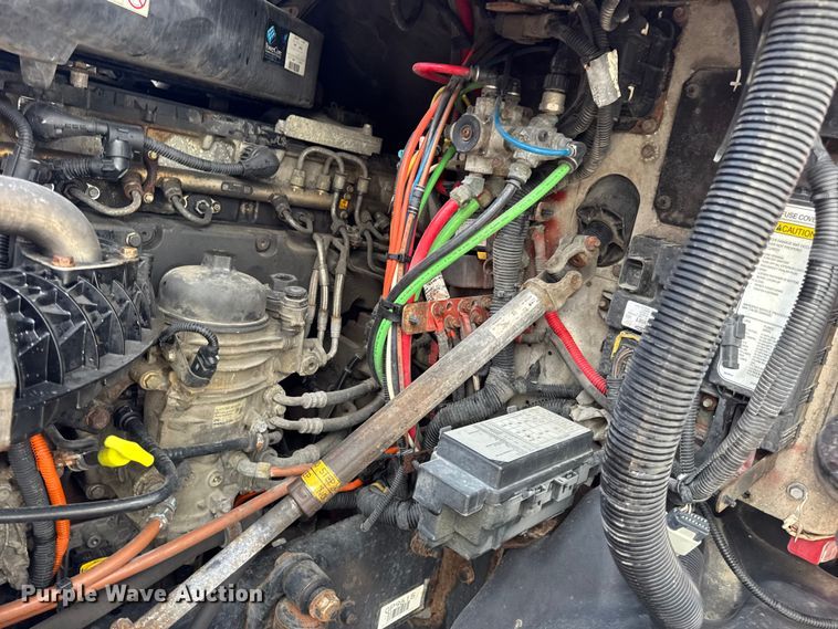 image for item DO2412 2015 Freightliner Cascadia Evolution semi truck