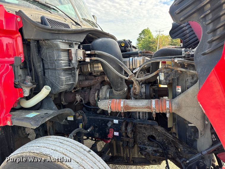 image for item DO2412 2015 Freightliner Cascadia Evolution semi truck