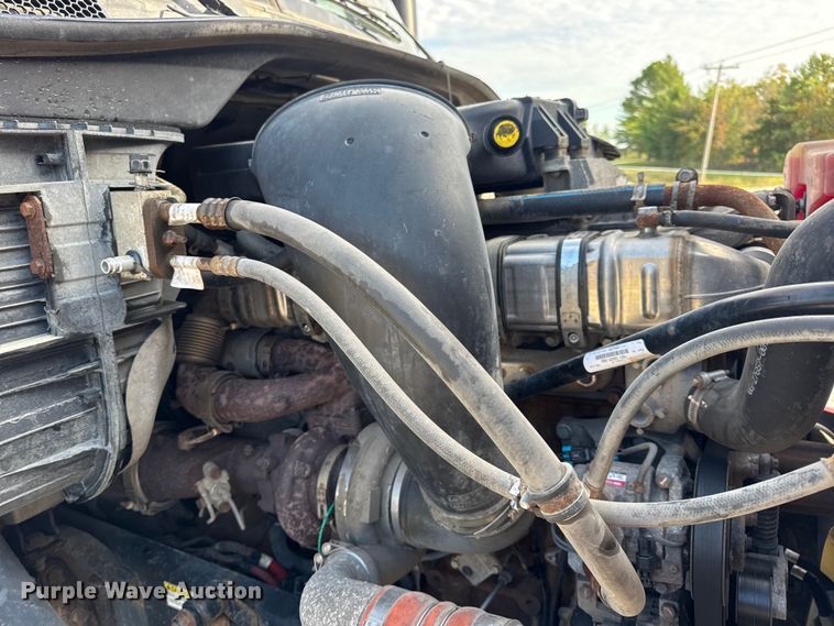 image for item DO2412 2015 Freightliner Cascadia Evolution semi truck