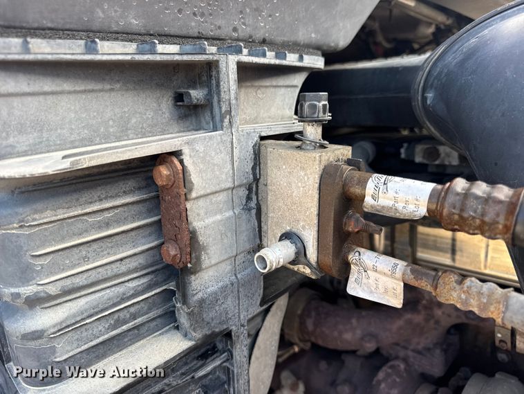 image for item DO2412 2015 Freightliner Cascadia Evolution semi truck