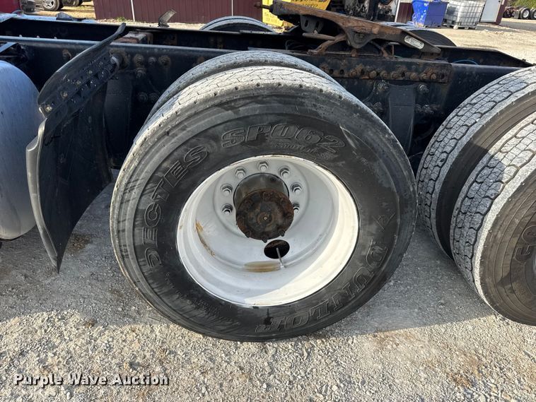 image for item DO2412 2015 Freightliner Cascadia Evolution semi truck