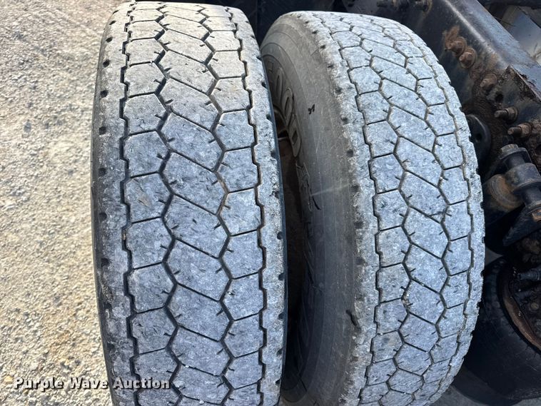 image for item DO2412 2015 Freightliner Cascadia Evolution semi truck