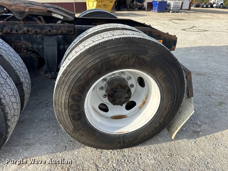 image for item DO2412 2015 Freightliner Cascadia Evolution semi truck