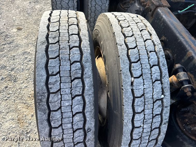 image for item DO2412 2015 Freightliner Cascadia Evolution semi truck