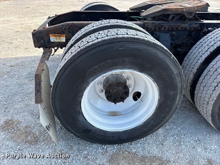 image for item DO2412 2015 Freightliner Cascadia Evolution semi truck