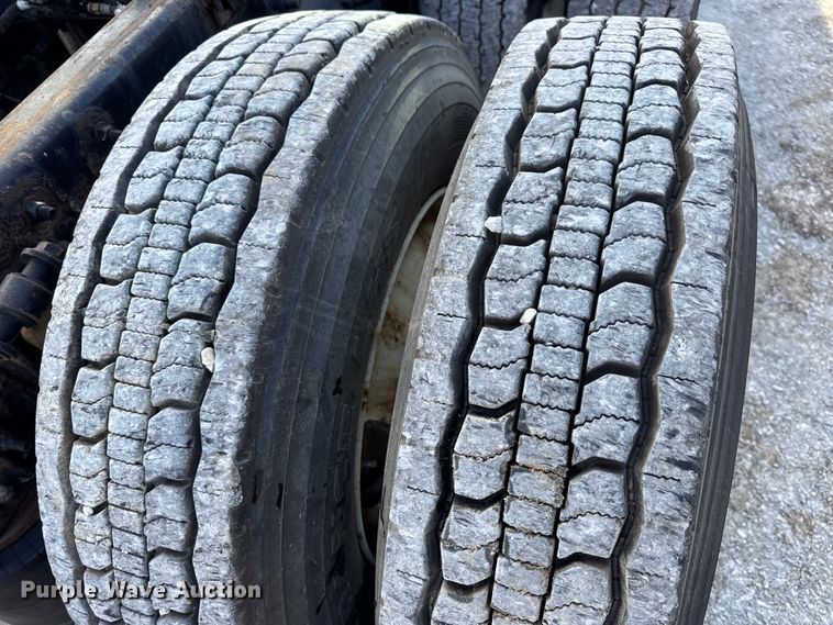 image for item DO2412 2015 Freightliner Cascadia Evolution semi truck