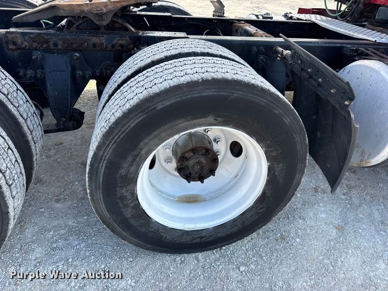 image for item DO2412 2015 Freightliner Cascadia Evolution semi truck